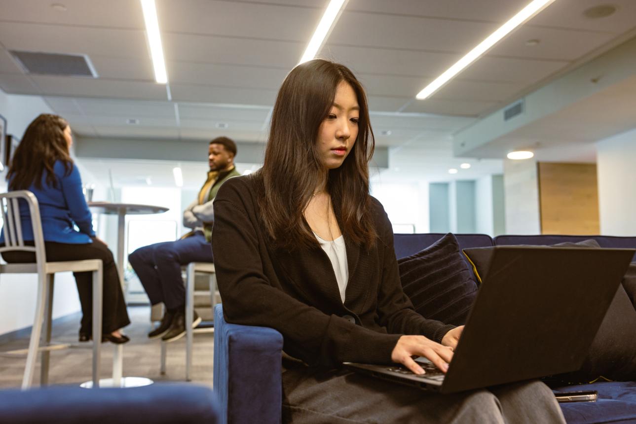 노트북으로 LinkedIn 프로필을 작성하는 모습