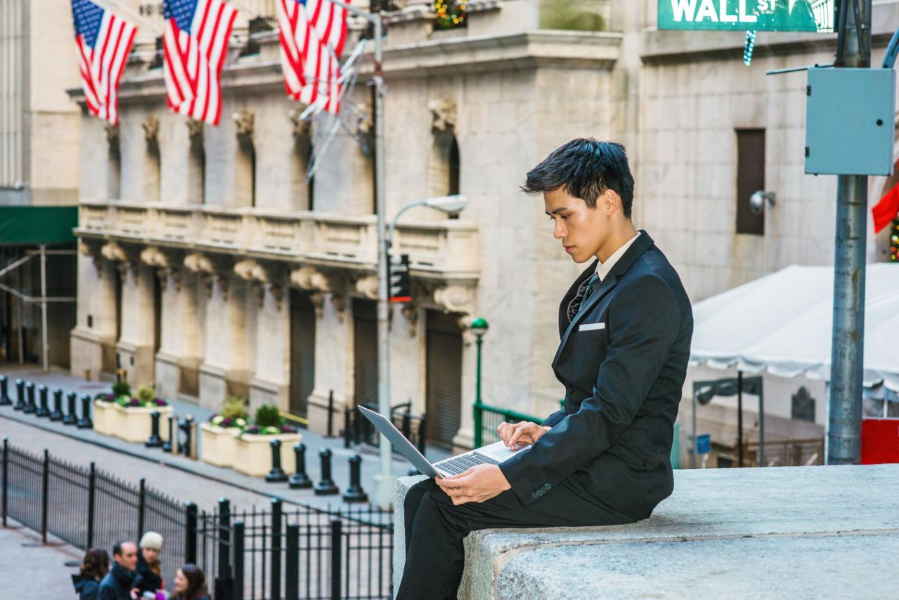 Reviewing US work visa documents