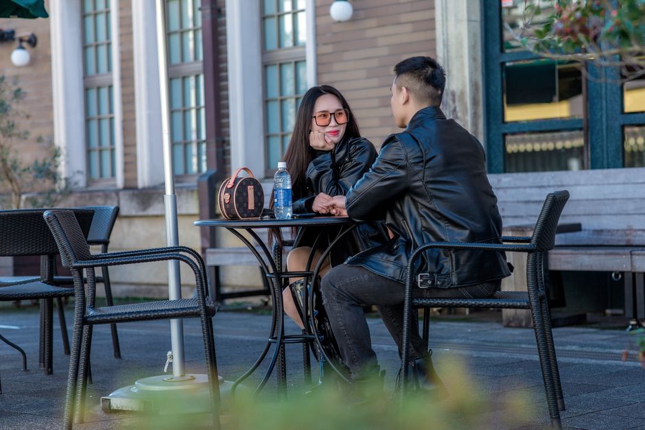 Couple having a conversation in the US