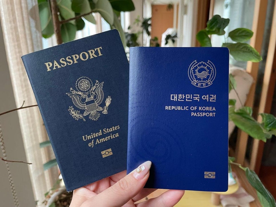 나란히 놓인 미국 여권과 대한민국 여권